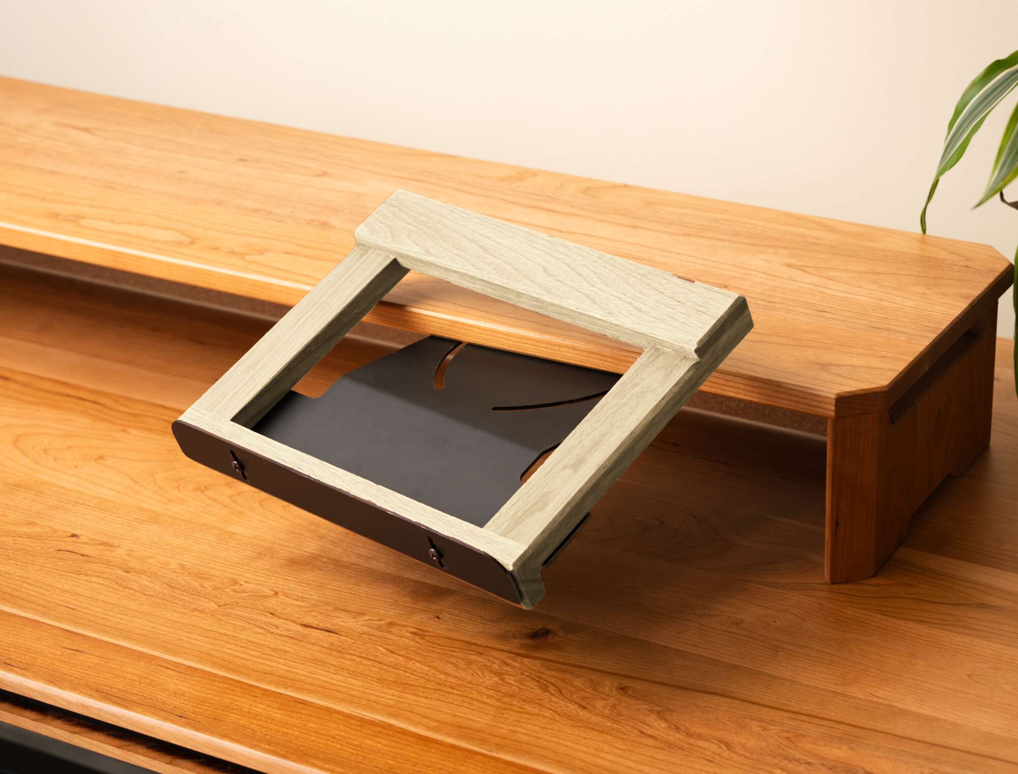 Laptop Holder 1_Maple